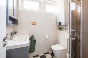 A bathroom at Balatonic Retro