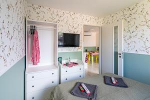 A bed or beds in a room at Balatonic Retro
