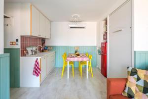 A kitchen or kitchenette at Balatonic Retro