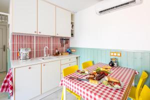 A kitchen or kitchenette at Balatonic Retro