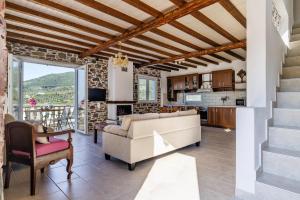 ein Wohnzimmer mit einem Sofa und einem Tisch in der Unterkunft Villa Pavlos in Skopelos