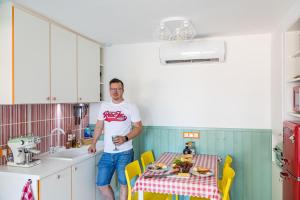 A kitchen or kitchenette at Balatonic Retro