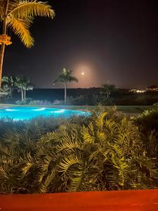 - Vistas a la piscina por la noche en Srvittinivillas Aptla F1 Best Loc and View Lux Altos D Chavon Cdc, en La Romana