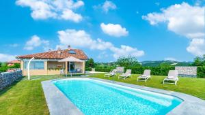 een villa met een zwembad en een huis bij TRAMONTO ALBESE 4, Emma Villas in Montelupo Albese