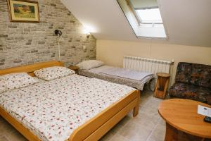 1 Schlafzimmer mit 2 Betten und einem Stuhl in der Unterkunft Sobe Tatjana in Palić