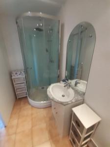 Villa Sans souci et agréable في لا سين سور مير: حمام مع حوض ودش ومرآة