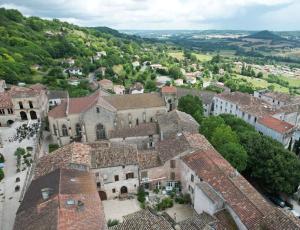 an aerial view of a town with buildings at La maison sur la place in Penne-dʼAgenais