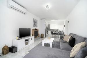 sala de estar con sofá y TV en Villa Blue en Kyrenia