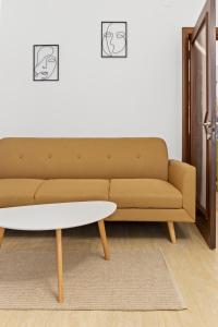 uma sala de estar com um sofá e uma mesa de centro em Upscale Studio, Walking Distance from The Old Town em Bucareste