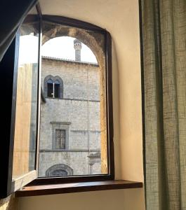 タルクイーニアにあるAll’ombra del museoの建物が見える窓