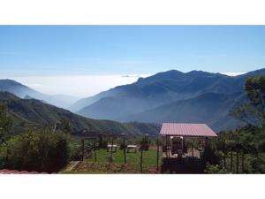 vista su una valle con montagne sullo sfondo di The Views - True Baduaga Living a Ooty