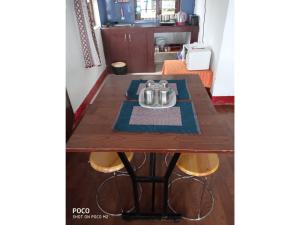 un tavolo con una teiera sopra di The Views - True Baduaga Living a Ooty