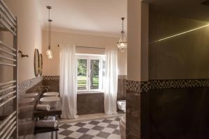 łazienka z umywalką, toaletą i oknem w obiekcie Poggio delle Molare Adults-Only Retreat w mieście Bracciano