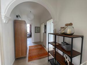 a living room with an archway and a room with a shelf at "Zur Erholung" in Jugendstilvilla Sonnenschein in Stolberg