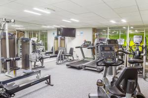 un gimnasio con varias cintas de correr y máquinas cardiovasculares en Mercure Northampton, en Northampton