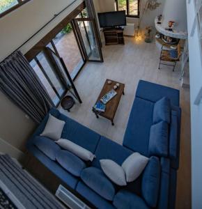 una vista aérea de un sofá azul en la sala de estar en Muses Chalkida κατοικία με πισίνα en Kánithos