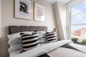 クローマーにあるStylish 1 Bed Cromer Apartment with Sea View & Free Parkingのベッドルーム1室(枕付きのベッド1台、窓付)