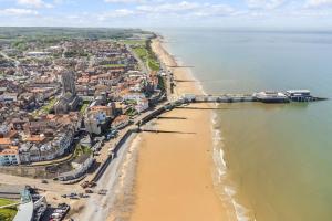 クローマーにあるStylish 1 Bed Cromer Apartment with Sea View & Free Parkingのビーチと海の空中写真