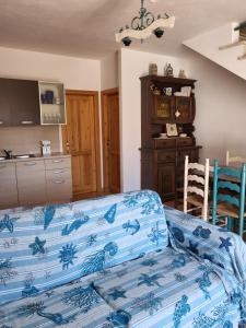 a room with a bed and a kitchen with a table at SPLENDIDA VILLA a POSADA in Posada