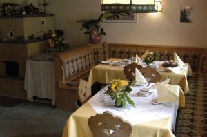 uma sala de jantar com duas mesas com flores amarelas em HAUS Lampacher 