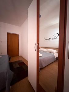 1 dormitorio con 1 cama y puerta a una habitación en Apartment Lucija, en Zadar