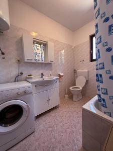 y baño con lavadora y lavamanos. en Apartment Lucija, en Zadar