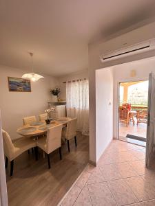 comedor y sala de estar con mesa y sillas en Apartment Lucija, en Zadar