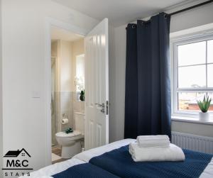 ein Schlafzimmer mit einem Bett, einem WC und einem Fenster in der Unterkunft Rugby Modern&3 Bed/5 guest/25%off monthly stays 