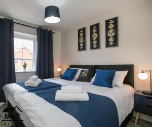 1 Schlafzimmer mit 2 Betten in Blau und Weiß in der Unterkunft Rugby Modern&3 Bed/5 guest/25%off monthly stays 