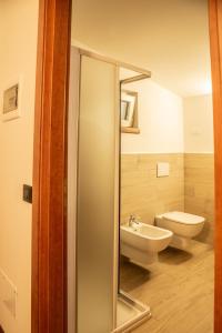 La salle de bains est pourvue de toilettes et d'un lavabo. dans l'établissement Appartamenti Edolo, à Edolo