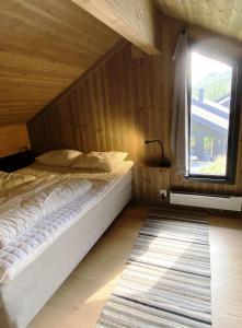 เตียงในห้องที่ Modern och bekväm hytte nära Gaustatoppen, 3 sovrum 9 bäddar