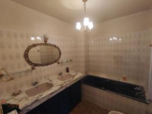 ein Badezimmer mit 2 Waschbecken und einem Spiegel in der Unterkunft Ambiance château de la Loire in Montrichard