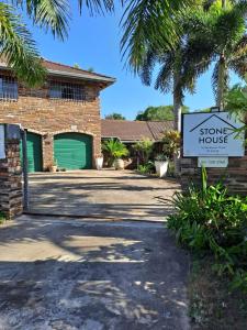 Ein Zuhause mit einem Schild für ein starkes Haus in der Unterkunft Stone House in St Lucia