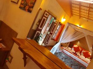 - un salon avec une table en bois dans l'établissement La Perla Bentota, à Bentota
