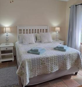 1 dormitorio con 1 cama con 2 almohadas en Stone House en St Lucia
