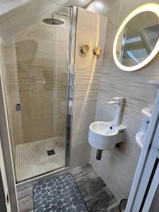 een badkamer met een douche en een wastafel bij Appartement Familial pour 6 adultes et 5 enfants à 10 min de Disney in Bailly-Romainvilliers