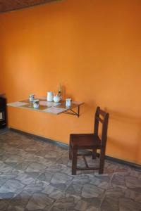 krzesło siedzące przed ścianą z półką w obiekcie El Capricho w mieście Treinta y Tres