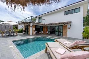 un'immagine di una villa con piscina di Manao Pool Villa 9 - 5 Mins Walk To The Beach a Ko Lanta