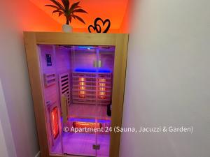 uma máquina com luzes roxas num quarto em Serenity Apartments Bradford em Bradford