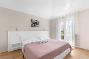 biała sypialnia z łóżkiem z różowym kocem w obiekcie Villa Hope Apartments w Poreču +37 zdjęć