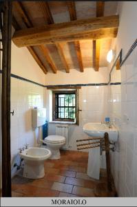 La salle de bains est pourvue de 2 toilettes et d'un lavabo. dans l'établissement Le Gorghe di Valmarino, à Corciano