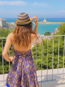 Una donna con un cappello che guarda l'oceano di Dimora Cummà Marì a Vieste