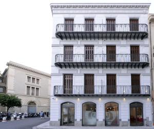 biały budynek z balkonem w obiekcie Best Western Hotel Principe di Lampedusa w mieście Palermo
