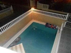 Piscina de la sau aproape de Chalet con vista para salinas y piscina privada
