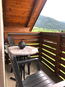 einen Tisch und Stühle auf einem Balkon mit Aussicht in der Unterkunft Lasserhof in Aigen im Ennstal