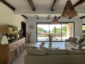 a living room with a couch and a table at La Cigalière à 5 minutes de la plage à pied in Le Lavandou