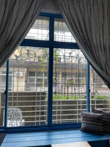 台南的住宿－House123巷，窗户,享有楼梯的景色