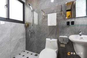 Un baño de 聚一夏民宿