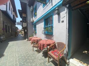 une rangée de tables et de chaises dans une rue dans l'établissement Camel Hotel & Apart, à Antalya