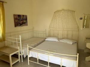 una piccola camera con letto e sedia di Peaceful House a Naxos Chora